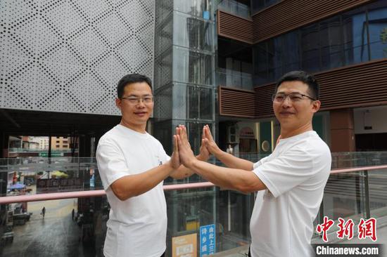 图为刘忠武(左)和刘忠文合影。潘娅 摄 图为刘忠武(左)和刘忠文合影。潘娅 摄