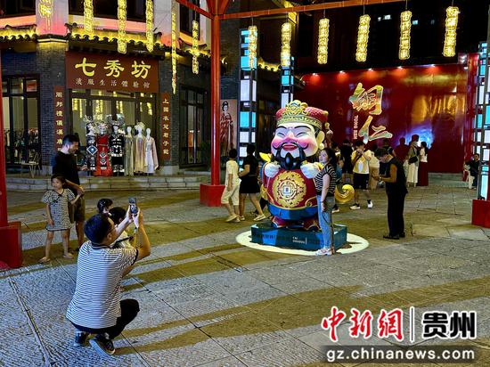 市民们在街区内打卡拍照。 陈洋昕摄 市民们在街区内打卡拍照。 陈洋昕摄