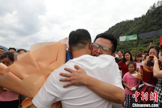 图为兄弟俩相拥而泣。潘娅 摄 图为兄弟俩相拥而泣。潘娅 摄