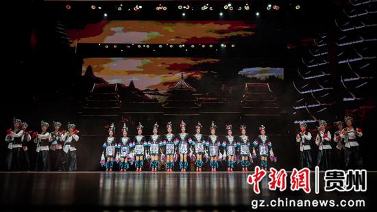 多彩贵州风艺术团非物质文化遗产侗族大歌《洪州琵琶歌》。贵州日报天眼新闻记者 郑宇潇 摄 多彩贵州风艺术团非物质文化遗产侗族大歌《洪州琵琶歌》。贵州日报天眼新闻记者 郑宇潇 摄