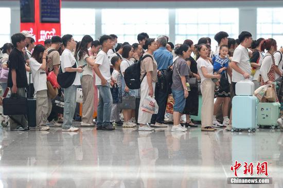 9月17日,旅客在贵阳北站候车大厅排队检票。当日是中秋假期最后一天,位于贵阳市观山湖区的贵阳北站迎来返程客流。中新社记者瞿宏伦 摄 9月17日,旅客在贵阳北站候车大厅排队检票。当日是中秋假期最后一天,位于贵阳市观山湖区的贵阳北站迎来返程客流。中新社记者瞿宏伦 摄