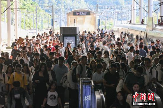 9月17日,旅客在贵阳北站月台上、下车。当日是中秋假期最后一天,位于贵阳市观山湖区的贵阳北站迎来返程客流。中新社记者瞿宏伦 摄 9月17日,旅客在贵阳北站月台上、下车。当日是中秋假期最后一天,位于贵阳市观山湖区的贵阳北站迎来返程客流。中新社记者瞿宏伦 摄