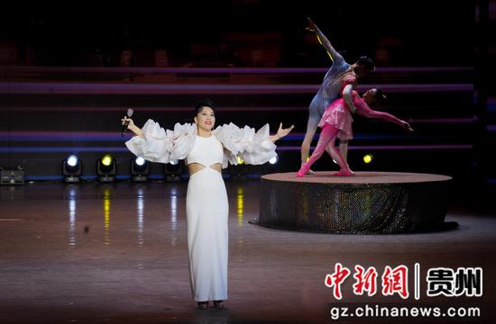 北京歌剧舞剧院国家二级歌唱演员金响独唱《等你爱我》贵州日报天眼新闻记者 郑宇潇 摄 北京歌剧舞剧院国家二级歌唱演员金响独唱《等你爱我》贵州日报天眼新闻记者 郑宇潇 摄