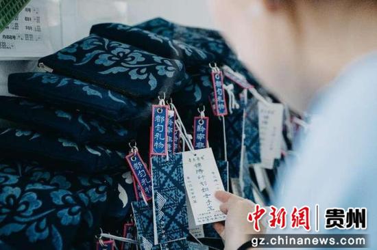 挂好吊牌的手袋将发往各文创店。 傅凯伦摄