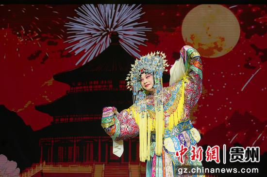 北京京剧院领衔主演、国家一级演员、著名梅派青衣、梅派第三代男旦传承人胡文阁演唱京剧《梨花颂》。贵州日报天眼新闻记者 郑宇潇 摄 北京京剧院领衔主演、国家一级演员、著名梅派青衣、梅派第三代男旦传承人胡文阁演唱京剧《梨花颂》。贵州日报天眼新闻记者 郑宇潇 摄