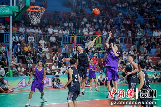 美国青少年在贵州感受“村BA” 美国青少年在贵州感受“村BA”