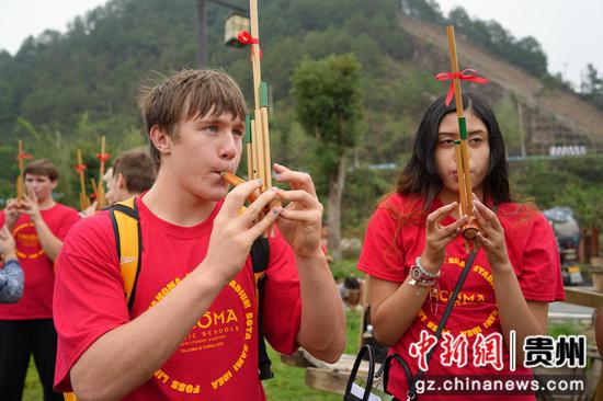 美国青少年在贵州逛苗寨 感受“村BA” 美国青少年在贵州逛苗寨 感受“村BA”