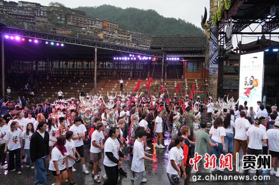 美国青少年在贵州逛苗寨 感受“村BA” 美国青少年在贵州逛苗寨 感受“村BA”