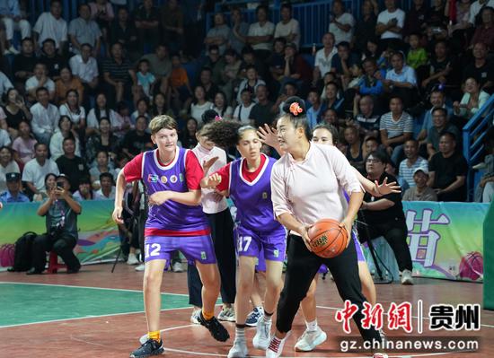 美国青少年在贵州 感受“姑妈”篮球 美国青少年在贵州 感受“姑妈”篮球