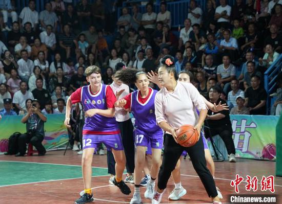 9月17日晚,贵州台江“村BA”球场举行“姑妈”篮球赛,图为比赛现场。周燕玲 摄 9月17日晚,贵州台江“村BA”球场举行“姑妈”篮球赛,图为比赛现场。周燕玲 摄