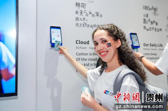 美国青少年在贵州苗寨体验便捷支付。 美国青少年在贵州苗寨体验便捷支付。