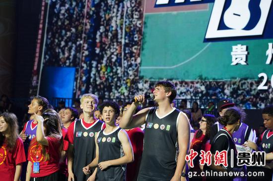 美国青少年在贵州逛苗寨 感受“村BA” 美国青少年在贵州逛苗寨 感受“村BA”