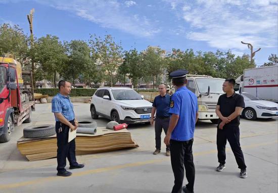 若羌縣城市管理綜合執(zhí)法局攜手若羌鎮(zhèn)，開展了為期一周的城區(qū)環(huán)境衛(wèi)生綜合整治行動。張蕾 攝