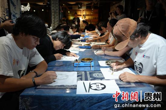 美国青少年在贵州逛苗寨 感受“村BA” 美国青少年在贵州逛苗寨 感受“村BA”