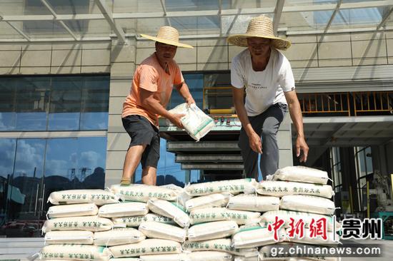 员工正垒砌大米送打包库