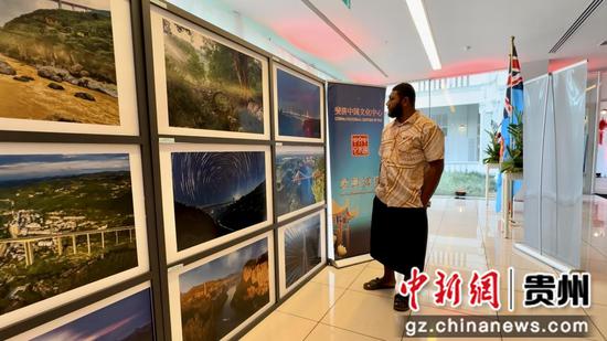 “中国贵州桥梁建设艺术摄影展斐济特展”现场。多彩贵州·中国原生态国际摄影大展组委会办公室供图