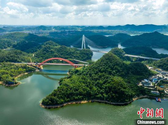 图为9月19日,航拍清镇市红枫湖“一湖三桥”生态美景。(无人机照片)中新社记者 唐哲 摄 图为9月19日,航拍清镇市红枫湖“一湖三桥”生态美景。(无人机照片)中新社记者 唐哲 摄