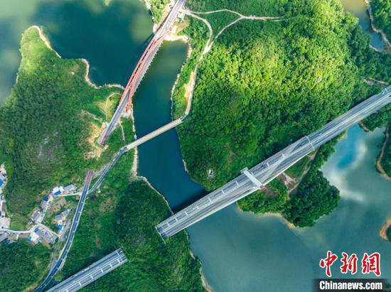 图为9月19日,航拍清镇市红枫湖“一湖三桥”生态美景。(无人机照片)中新社记者 唐哲 摄 图为9月19日,航拍清镇市红枫湖“一湖三桥”生态美景。(无人机照片)中新社记者 唐哲 摄
