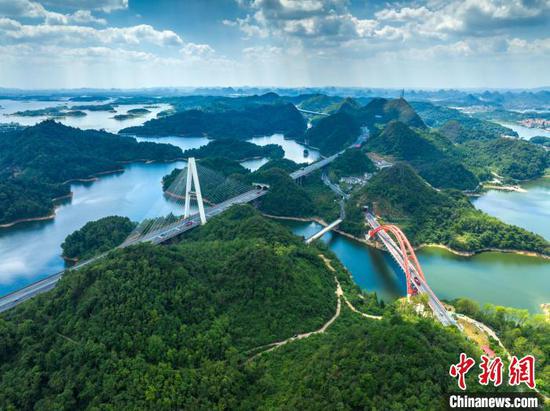 图为9月19日,航拍清镇市红枫湖“一湖三桥”生态美景。(无人机照片)中新社记者 唐哲 摄 图为9月19日,航拍清镇市红枫湖“一湖三桥”生态美景。(无人机照片)中新社记者 唐哲 摄