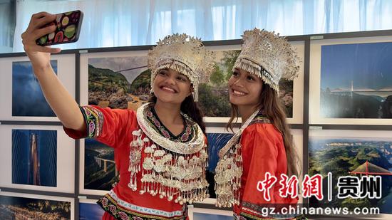 “中国贵州桥梁建设艺术摄影展斐济特展”现场。 多彩贵州·中国原生态国际摄影大展组委会办公室供图