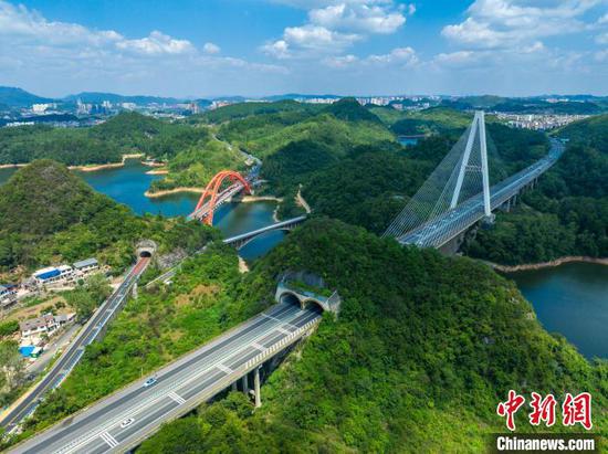 图为9月19日,航拍清镇市红枫湖“一湖三桥”生态美景。(无人机照片)中新社记者 唐哲 摄 图为9月19日,航拍清镇市红枫湖“一湖三桥”生态美景。(无人机照片)中新社记者 唐哲 摄
