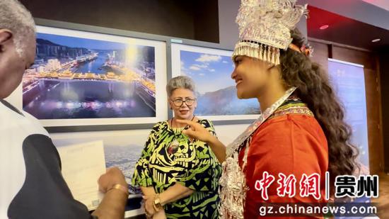 “中国贵州桥梁建设艺术摄影展斐济特展”现场。 多彩贵州·中国原生态国际摄影大展组委会办公室供图