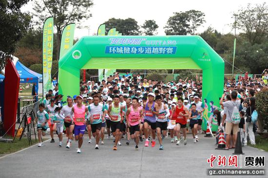 比赛发令。活动主办方供图
