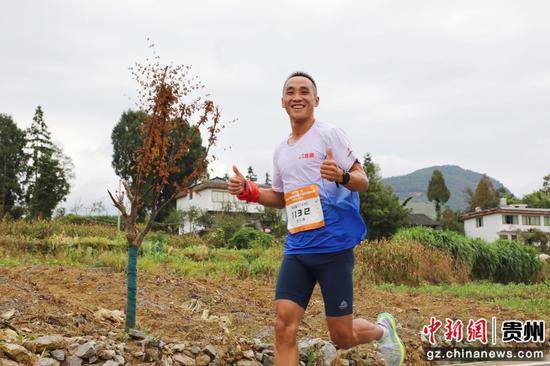 选手畅跑在乡村路上。陈桂良 摄 选手畅跑在乡村路上。陈桂良 摄
