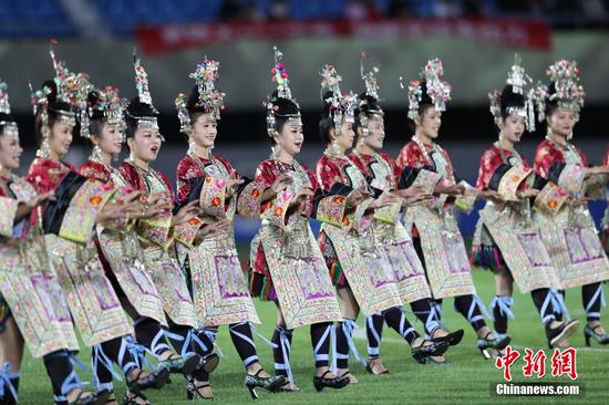 图为来自贵州榕江的演员在开幕式上表演侗族舞蹈。中新社记者 蒋启明 摄 图为来自贵州榕江的演员在开幕式上表演侗族舞蹈。中新社记者 蒋启明 摄