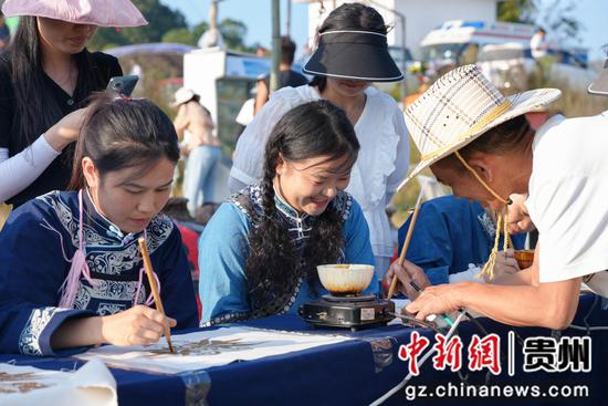 布依儿女把丰收的喜悦画在枫香染画作里 布依儿女把丰收的喜悦画在枫香染画作里