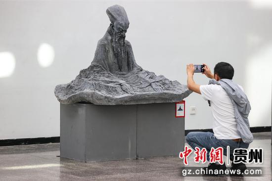 图为书画展吸引参观者。 瞿宏伦 摄 图为书画展吸引参观者。 瞿宏伦 摄