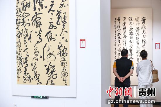 图为书画展吸引参观者。 瞿宏伦 摄 图为书画展吸引参观者。 瞿宏伦 摄
