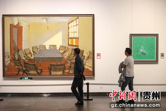 图为书画展吸引参观者。 瞿宏伦 摄 图为书画展吸引参观者。 瞿宏伦 摄