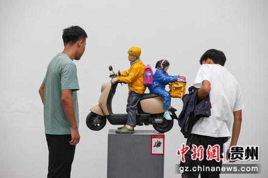 图为书画展吸引参观者。 瞿宏伦 摄 图为书画展吸引参观者。 瞿宏伦 摄