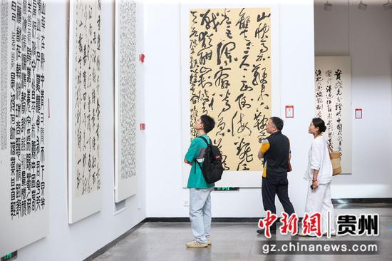 图为书画展吸引参观者。 瞿宏伦 摄 图为书画展吸引参观者。 瞿宏伦 摄