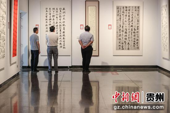 图为书画展吸引参观者。 瞿宏伦 摄 图为书画展吸引参观者。 瞿宏伦 摄