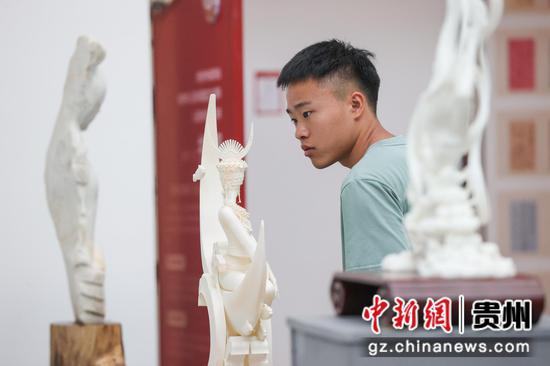 图为书画展吸引参观者。 瞿宏伦 摄 图为书画展吸引参观者。 瞿宏伦 摄