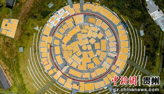 台江县施洞镇偏寨村姊妹广场晒秋 张奎摄