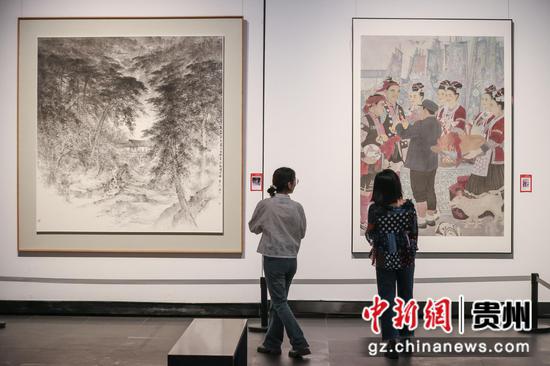 图为书画展吸引参观者。 瞿宏伦 摄 图为书画展吸引参观者。 瞿宏伦 摄