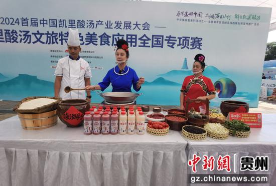 酸汤鱼国家级非遗传承人吴笃琴在展示酸汤鱼的制作 张红艳摄 酸汤鱼国家级非遗传承人吴笃琴在展示酸汤鱼的制作 张红艳摄