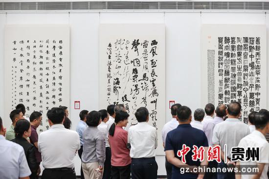 图为书画展吸引参观者。 瞿宏伦 摄 图为书画展吸引参观者。 瞿宏伦 摄