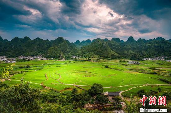图为兴义世界地质公园内的万峰林景区。唐哲 摄 图为兴义世界地质公园内的万峰林景区。唐哲 摄