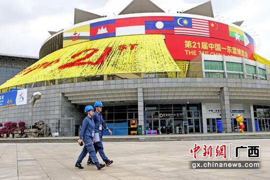 保供电工作人员提前抵达展馆会场外,对会场周边供电设备线路进行巡视检查。邓有雄 摄 保供电工作人员提前抵达展馆会场外,对会场周边供电设备线路进行巡视检查。邓有雄 摄