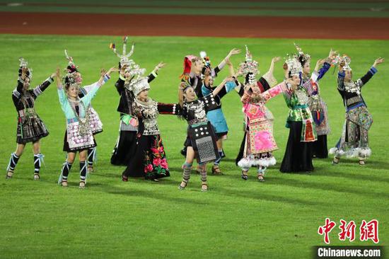 9月22日,“北京·都行”快乐足球嘉年华在北京丰台体育中心闭幕。在决赛中,山东淄博(张店)烽火俱乐部1比0战胜贵州“村超”罗汉果足球队,获得冠军。图为闭幕式的《欢迎你到榕江来》非遗表演。 中新社记者 张祥毅 摄 9月22日,“北京·都行”快乐足球嘉年华在北京丰台体育中心闭幕。在决赛中,山东淄博(张店)烽火俱乐部1比0战胜贵州“村超”罗汉果足球队,获得冠军。图为闭幕式的《欢迎你到榕江来》非遗表演。 中新社记者 张祥毅 摄