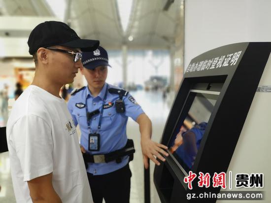 图为民警为旅客提供帮助 图为民警为旅客提供帮助
