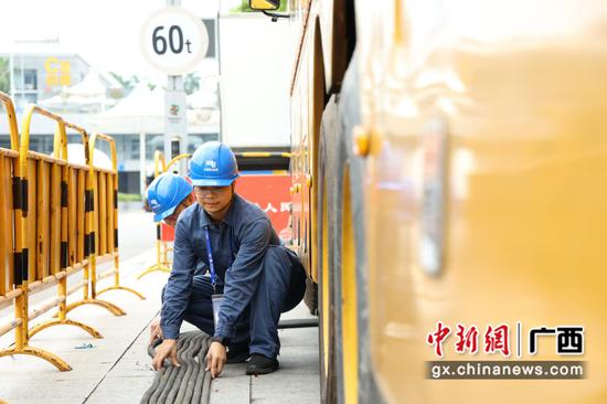 广西电网公司全力保障东博会和峰会期间各场所可靠供电。蒋海燕 摄 广西电网公司全力保障东博会和峰会期间各场所可靠供电。蒋海燕 摄