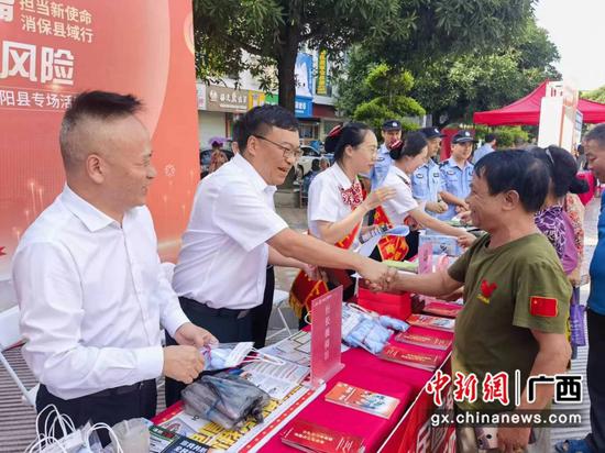 工行广西区分行余昌涛副行长（左二）参加现场宣传活动，面对面聆听消费者意见。工行广西分行供图