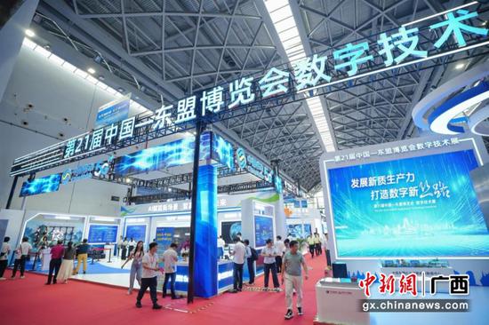 中国移动广西公司展台外观。申蓓 摄 中国移动广西公司展台外观。申蓓 摄