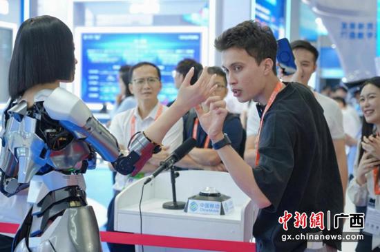 参展客商对仿生人形机器人小柒产生了浓厚兴趣。申蓓 摄 参展客商对仿生人形机器人小柒产生了浓厚兴趣。申蓓 摄