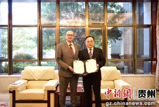 图为陶平生主任(右)向西班牙大加纳利中国事务代表维雷斯(左)递交贵州省与西班牙大加纳利建立友好省级关系协议书文本 图为陶平生主任(右)向西班牙大加纳利中国事务代表维雷斯(左)递交贵州省与西班牙大加纳利建立友好省级关系协议书文本
